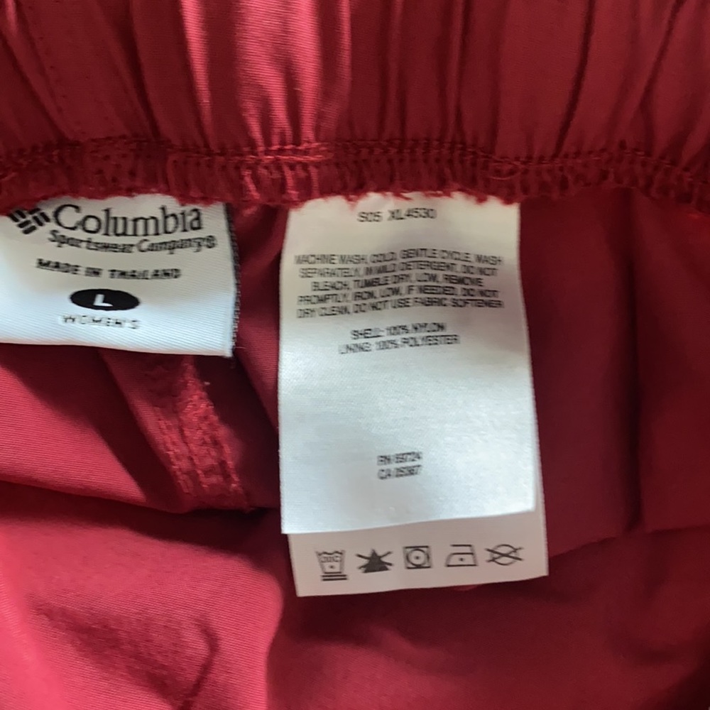 Columbia Women's Red Shorts - Picture 9 of 11